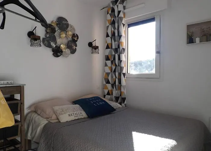 T2 Dans Avec Piscine Et Tennis *