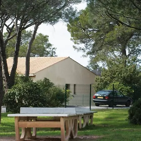 T2 Dans Avec Piscine Et Tennis *