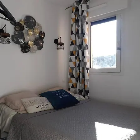 T2 Dans Avec Piscine Et Tennis *