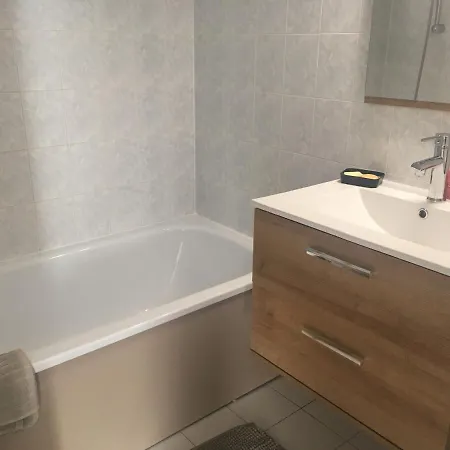 T2 Dans Avec Piscine Et Tennis *