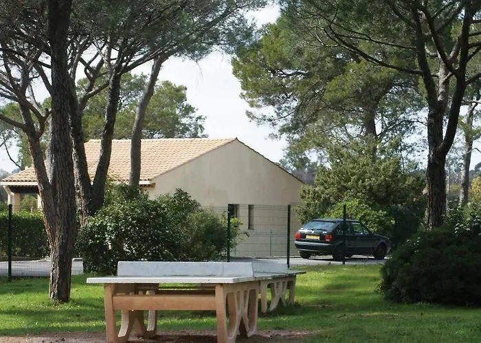 T2 Dans Avec Piscine Et Tennis *