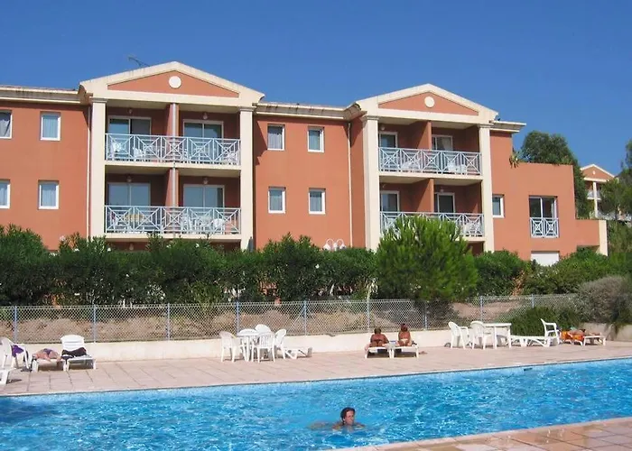 T2 Dans Avec Piscine Et Tennis *