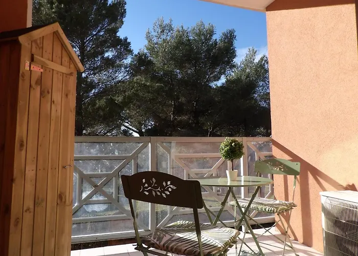 T2 Dans Avec Piscine Et Tennis Daire